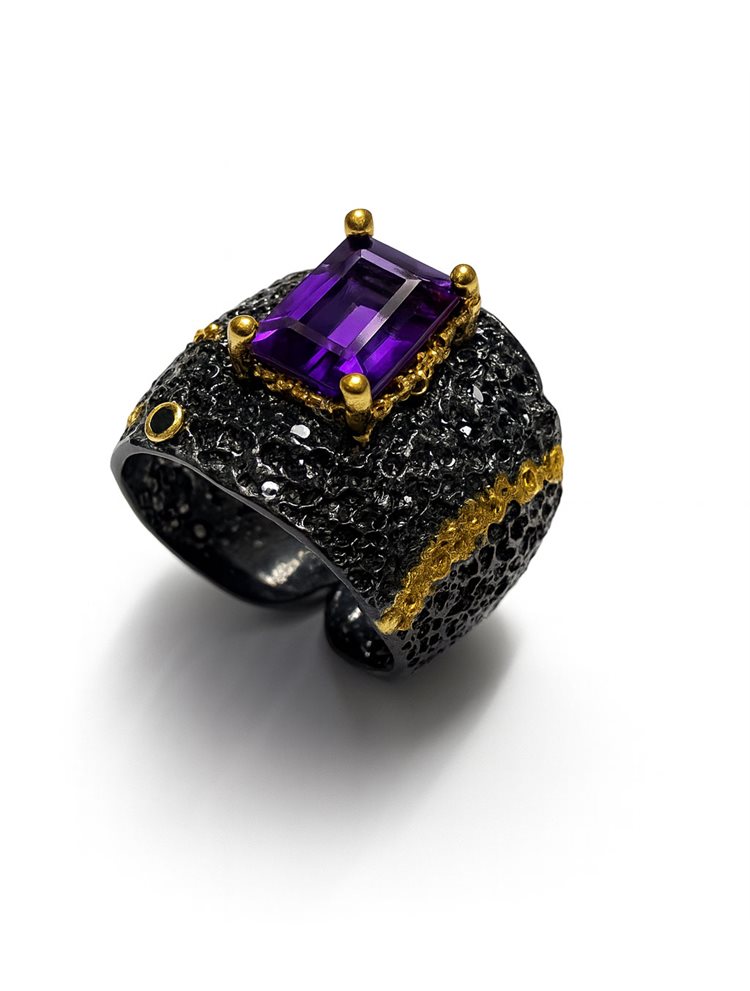 Δαχτυλίδι Ασήμι 925 Οξειδωμένο με Κίτρινη Επιχρύσωση και αμέθυστο ενος καρατίου και μπλε μικροσκοπικο ζαφείρι